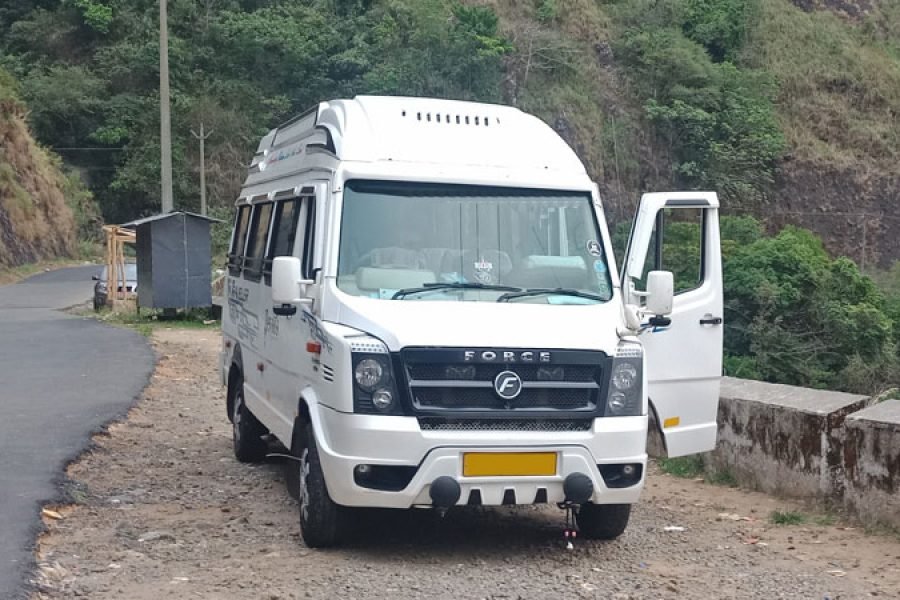 17 Seater Tempo Traveller